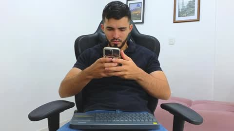 alejandroo_7 online show from January 25, 2025, 11:43 pm