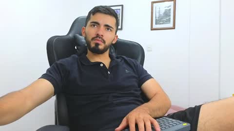 alejandroo_7 online show from February 5, 2025, 11:17 pm