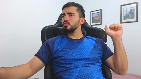 alejandroo_7 online show from February 8, 2025, 9:04 pm