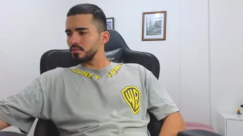 alejandroo_7 online show from March 7, 2025, 10:32 pm