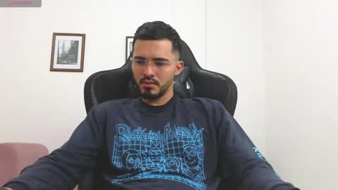 alejandroo_7 online show from November 8, 2025, 5:56 pm