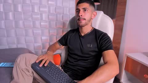 Snapshot of alejandrostorm chatting on November 23, 2025, 3:17 am Alejo online show from November 23, 2025, 3:17 am