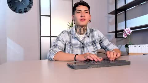 Snapshot of alejo_grey_ chatting on April 6, 2026, 3:48 am Alejo Gray online show from April 6, 2026, 3:48 am