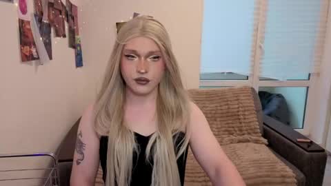 ALENA  INDEPENDENT MODEL online show from May 22, 2026, 6:09 am