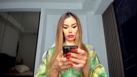 Snapshot of alessa_burns chatting on February 2, 2025, 2:27 am Alessa online show from February 2, 2025, 2:27 am