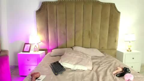 Snapshot of alessiia_moon chatting on April 22, 2026, 1:23 pm Alessia online show from April 22, 2026, 1:23 pm