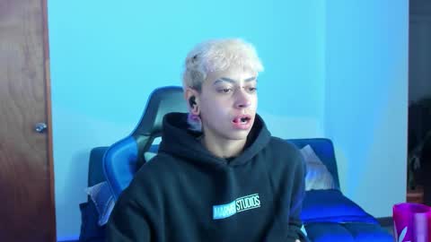 Snapshot of alex_poett chatting on November 15, 2025, 12:13 pm Residente0xxx online show from November 15, 2025, 12:13 pm