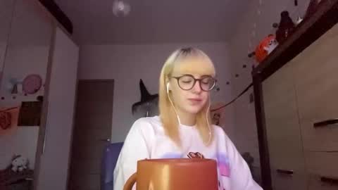 Lia online show from November 12, 2025, 2:06 pm