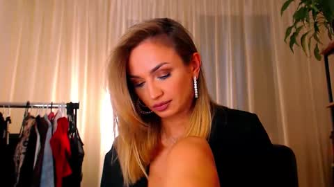 alexandrawooow online show from May 1, 2026, 4:55 pm
