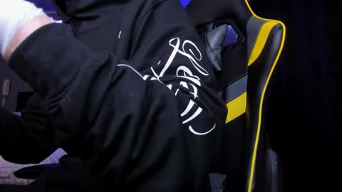 alexgiraldo__ online show from November 24, 2025, 7:08 am