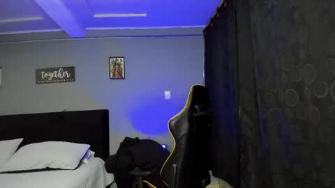 alexgiraldo__ online show from December 1, 2025, 6:07 am