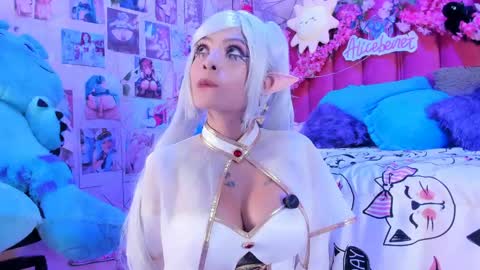 Snapshot of alicebenett_ chatting on May 17, 2026, 10:28 pm online show from May 17, 2026, 10:28 pm