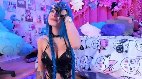 Snapshot of alicebenett_ chatting on June 11, 2026, 9:13 pm online show from June 11, 2026, 9:13 pm