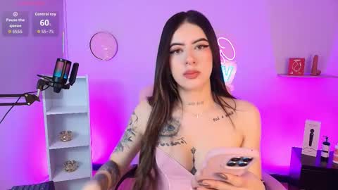 Snapshot of alicee_vixen chatting on October 27, 2025, 12:20 pm Alice online show from October 27, 2025, 12:20 pm