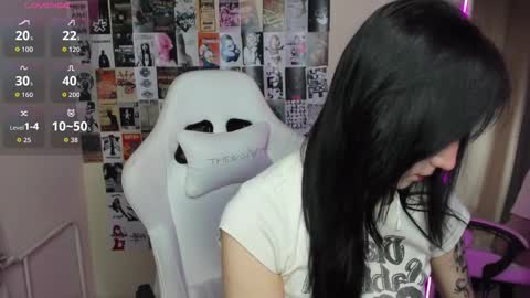 Snapshot of aliceeinwonderlanddd chatting on February 4, 2026, 1:44 am Alice online show from February 4, 2026, 1:44 am