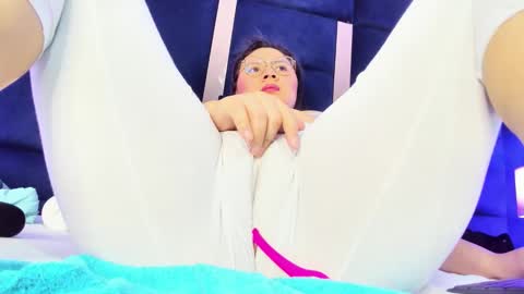 alicehott_05 online show from April 3, 2026, 4:43 am