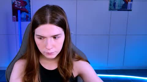 Snapshot of aliceinredsquare_ chatting on October 23, 2025, 5:18 am Alice online show from October 23, 2025, 5:18 am