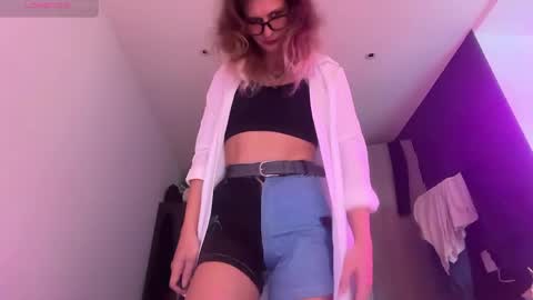 Snapshot of alicepinkhead chatting on May 22, 2026, 8:32 am AlicePinkhead online show from May 22, 2026, 8:32 am