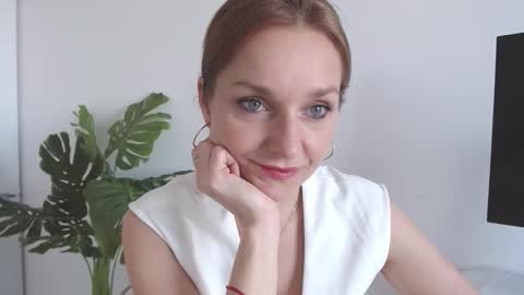 Snapshot of alicialux chatting on April 9, 2026, 7:25 am Alicia online show from April 9, 2026, 7:25 am