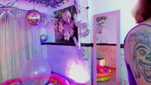 Snapshot of aliciawithe chatting on December 5, 2025, 12:03 pm Alicia online show from December 5, 2025, 12:03 pm