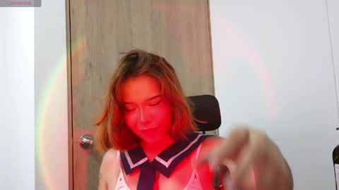 aliciia_23 online show from April 16, 2026, 9:39 pm