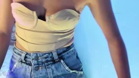 Snapshot of alikaa_nia chatting on December 1, 2025, 7:30 pm online show from December 1, 2025, 7:30 pm