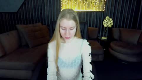 Snapshot of alina__blonde chatting on April 19, 2026, 5:40 am Alina online show from April 19, 2026, 5:40 am