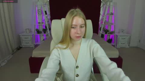 Snapshot of alina__blonde chatting on April 23, 2026, 5:41 am Alina online show from April 23, 2026, 5:41 am