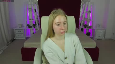 Snapshot of alina__blonde chatting on April 23, 2026, 1:02 pm Alina online show from April 23, 2026, 1:02 pm