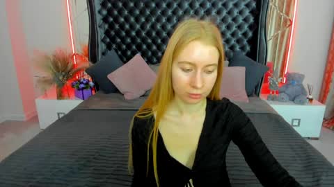 Snapshot of alina__blonde chatting on April 25, 2026, 1:41 pm Alina online show from April 25, 2026, 1:41 pm