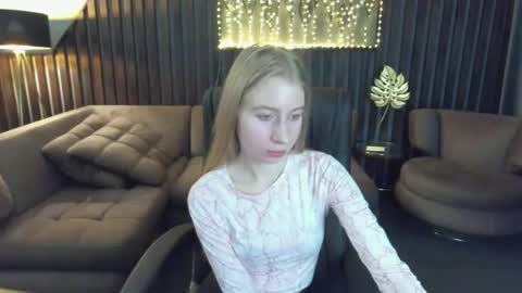 Snapshot of alina__blonde chatting on April 30, 2026, 6:20 am Alina online show from April 30, 2026, 6:20 am