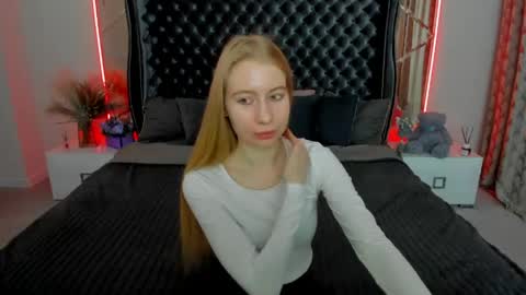 Snapshot of alina__blonde chatting on May 2, 2026, 5:45 am Alina online show from May 2, 2026, 5:45 am