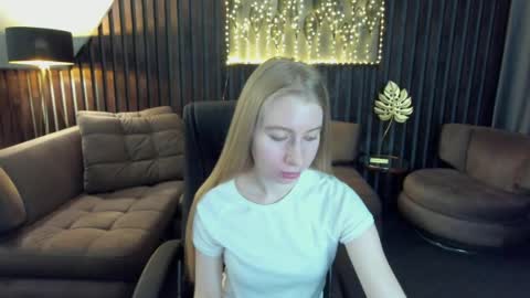 Snapshot of alina__blonde chatting on May 10, 2026, 5:34 am Alina online show from May 10, 2026, 5:34 am