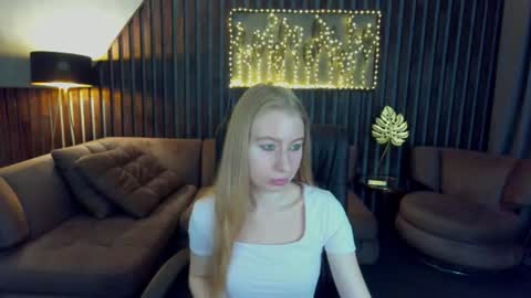 Snapshot of alina__blonde chatting on June 9, 2026, 5:41 am Alina online show from June 9, 2026, 5:41 am