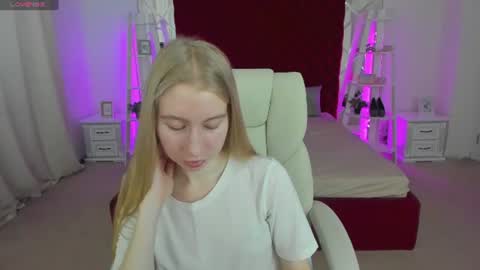 Snapshot of alina__blonde chatting on July 2, 2026, 5:35 am Alina online show from July 2, 2026, 5:35 am