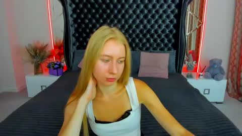 Snapshot of alina__blonde chatting on August 7, 2026, 6:04 am Alina online show from August 7, 2026, 6:04 am