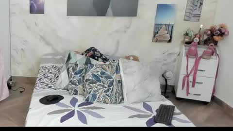 alinabozz1 online show from April 25, 2026, 12:02 am