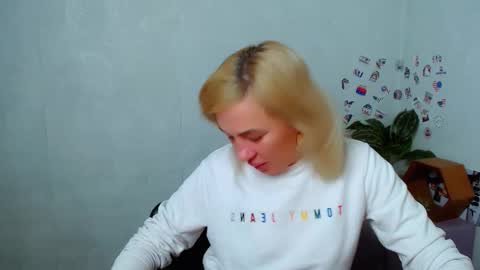 Snapshot of alinafrey_ chatting on December 16, 2025, 5:23 am Alina online show from December 16, 2025, 5:23 am