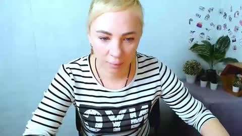 Snapshot of alinafrey_ chatting on January 7, 2026, 5:32 am Alina online show from January 7, 2026, 5:32 am