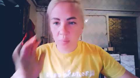 Snapshot of alinafrey_ chatting on May 25, 2026, 5:35 am Alina online show from May 25, 2026, 5:35 am