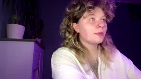 Snapshot of alinahotgirl chatting on July 27, 2026, 11:23 pm Alina online show from July 27, 2026, 11:23 pm