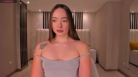 alinakravitz_ online show from September 19, 2025, 11:44 am