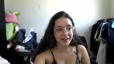 Snapshot of alinebani chatting on May 26, 2026, 1:40 pm Aline online show from May 26, 2026, 1:40 pm