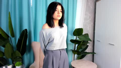 Snapshot of alisaglow chatting on July 1, 2026, 7:21 am Im Alisa and its my first day here online show from July 1, 2026, 7:21 am