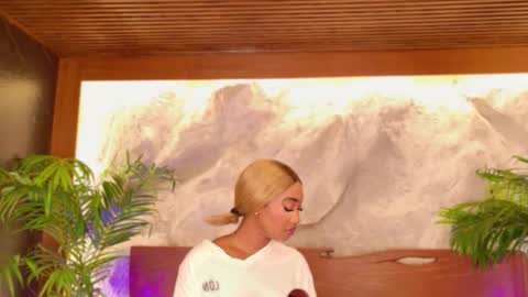 Alison Moon  online show from March 10, 2026, 10:04 pm