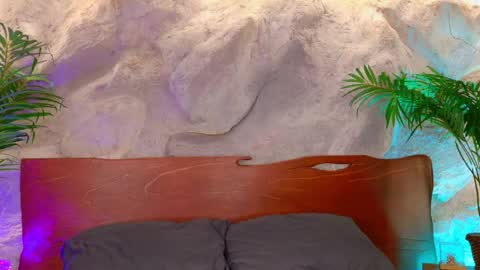 Alison Moon  online show from April 8, 2026, 10:10 pm