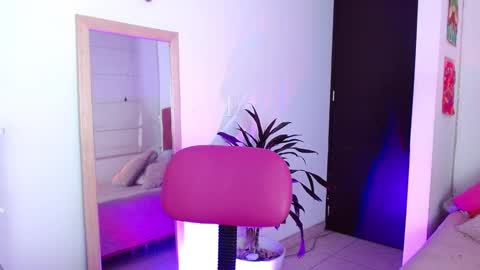 alissesallie_ online show from January 19, 2025, 11:10 pm