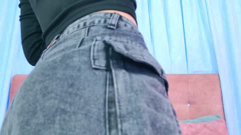 Allicia online show from December 4, 2025, 7:33 pm