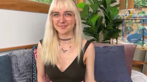 Snapshot of allyelliot chatting on October 9, 2025, 6:39 pm Ally Elliot online show from October 9, 2025, 6:39 pm