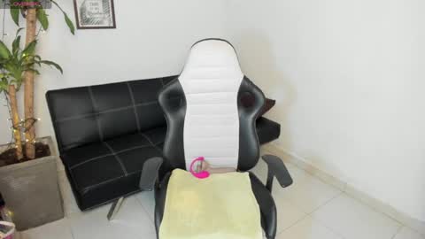 allyssann online show from April 22, 2026, 9:38 pm